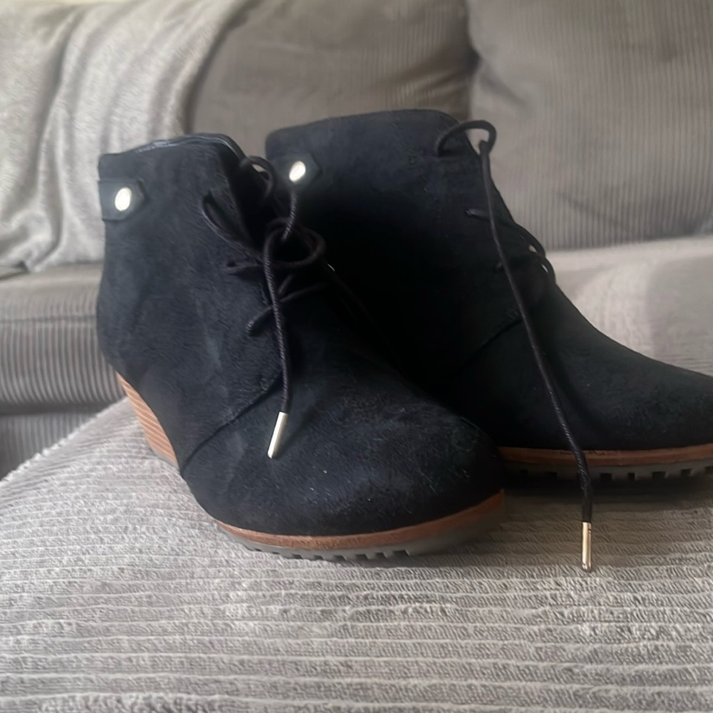 Dr. Scholl’s Sz 8 black suede like wedge booties